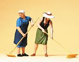 Preiser 63075 Farmers wives with rake